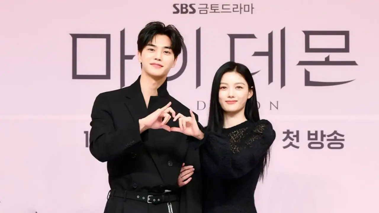Fans want Song Kang and Kim Yoo Jung to officially become boyfriend and girlfriend duo.